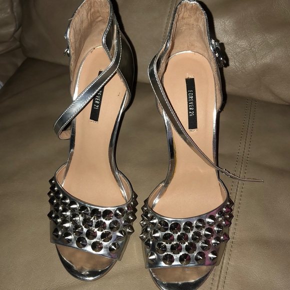 Silver heels - Picture 6 of 6